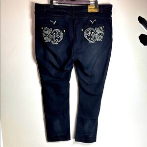 (T6) Vintage Apple Bottoms jeans with silver embroidery from the 2000s. Size 22.